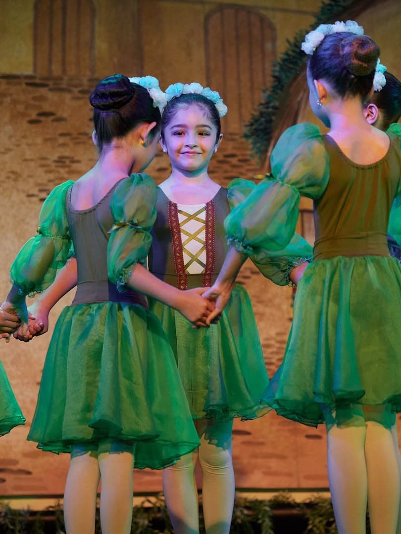 Bailarinas tomadas de las manos durante la función