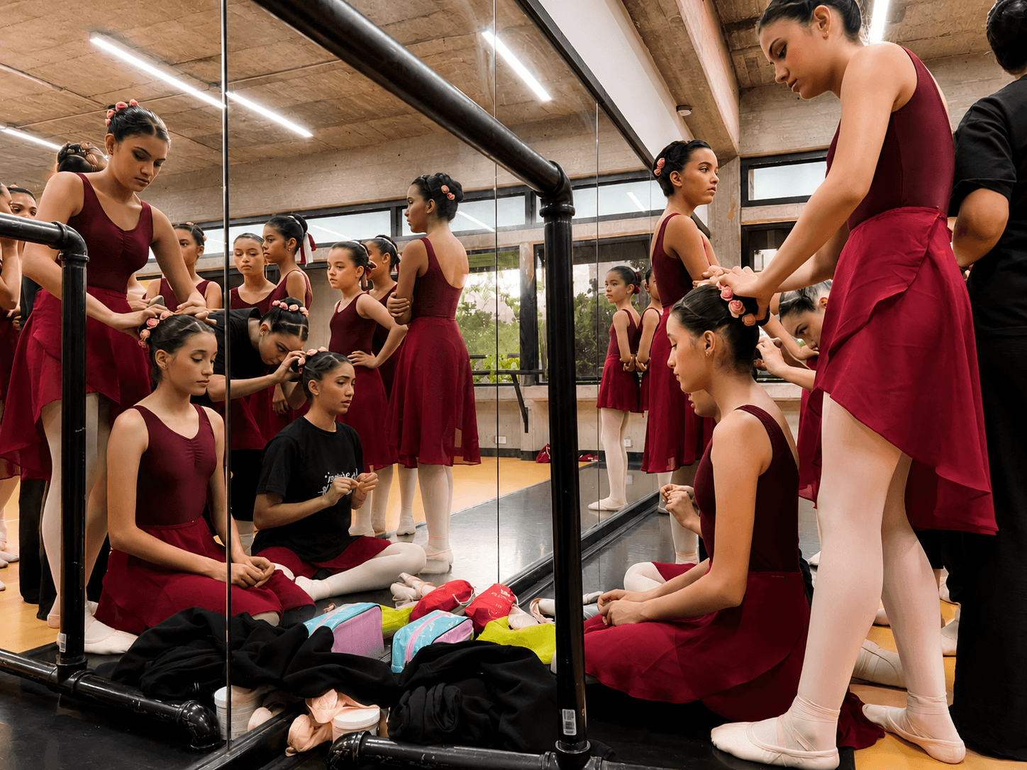Alumnas preparándose antes de una presentación