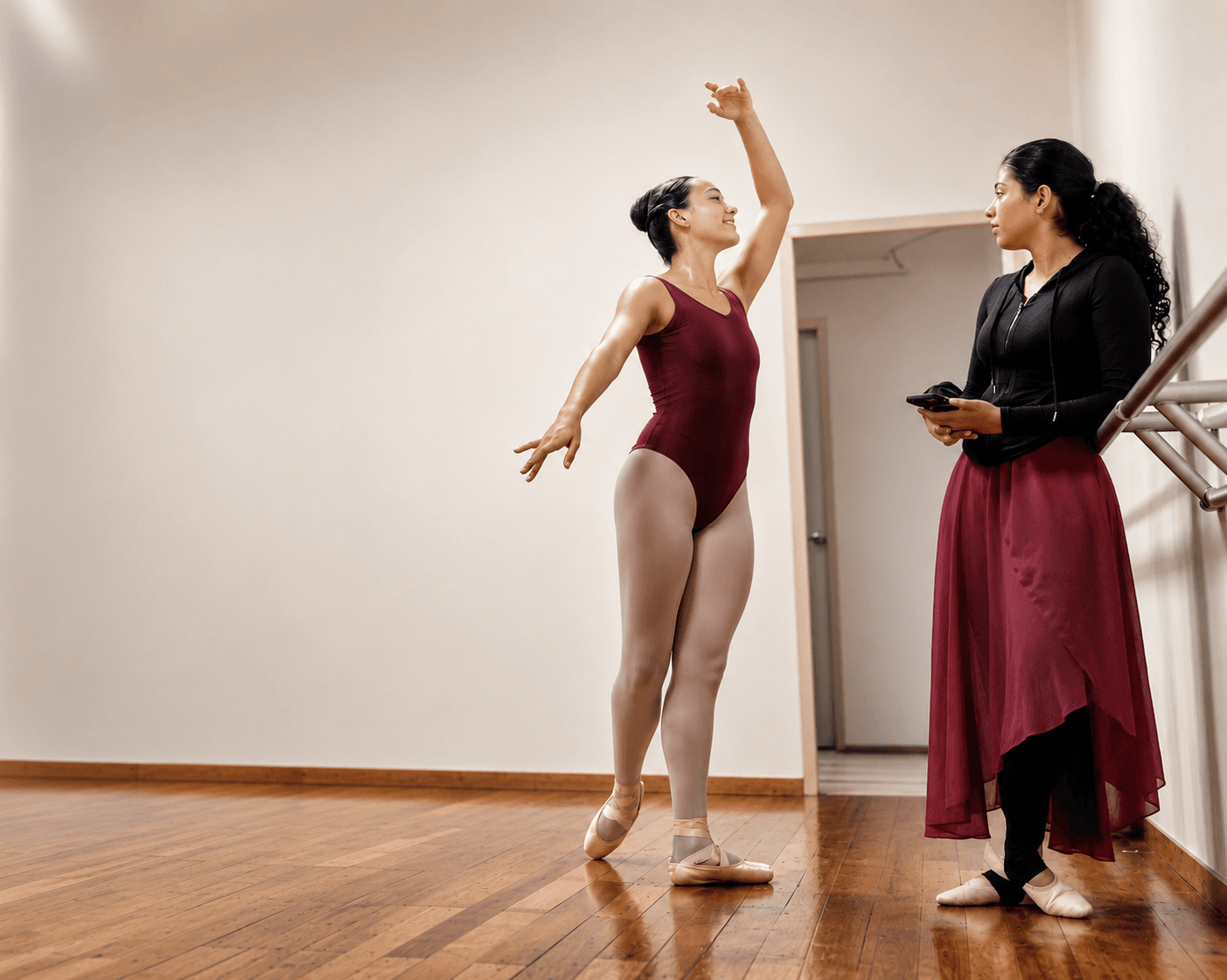 Alumna en clase, acompañada por su profesora